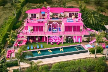 BARBIE'S DROOMMANSION IN MALIBU IS OPNIEUW TE HUUR, MAAR... SLECHTS VOOR TWEE NACHTEN EN GRATIS.