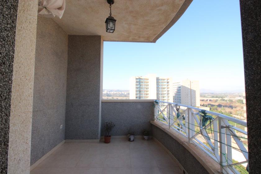 Your ideal home awaits you in this spectacular sixth-floor apartment with stunning views. Don't miss out in Nexus Grupo