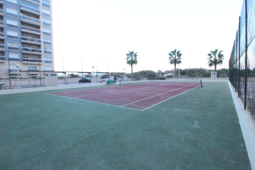 Realitní skupina Nexus nabízí k prodeji nádherný byt v rezidenční čtvrti Puerto Marino. in Nexus Grupo