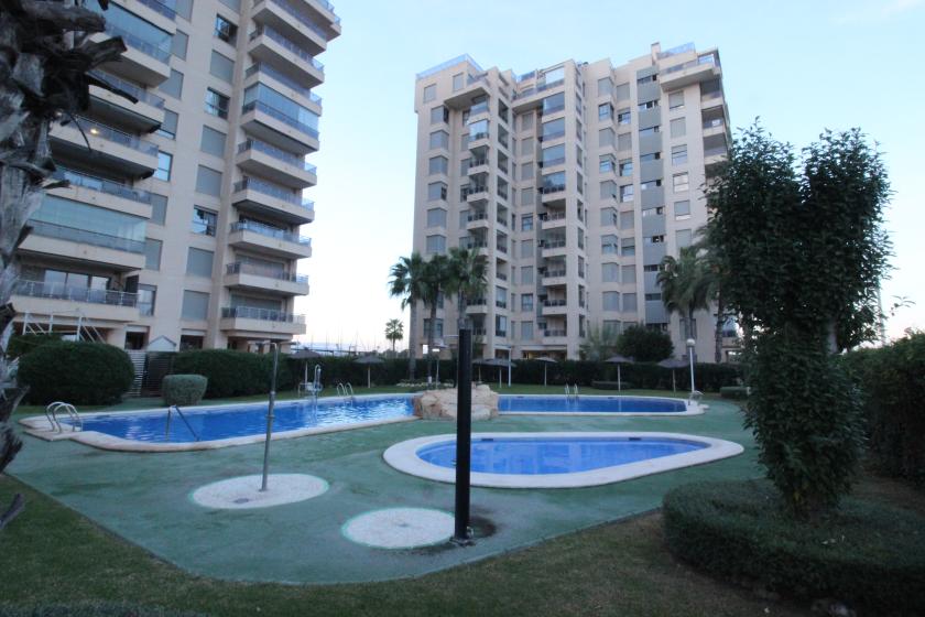 Realitní skupina Nexus nabízí k prodeji nádherný byt v rezidenční čtvrti Puerto Marino. in Nexus Grupo