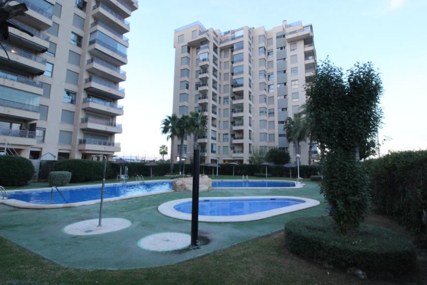 Realitní skupina Nexus nabízí k prodeji nádherný byt v rezidenční čtvrti Puerto Marino. in Nexus Grupo