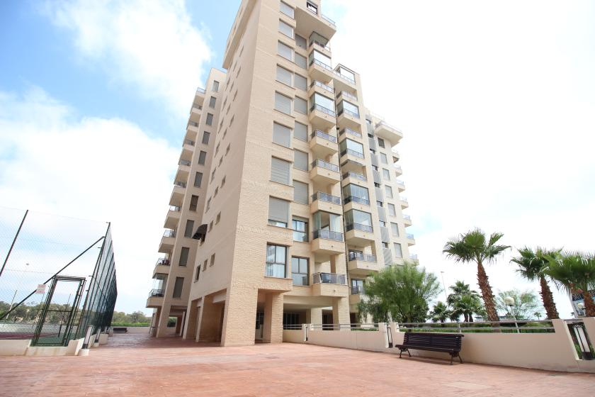 Realitní skupina Nexus nabízí k prodeji nádherný byt v rezidenční čtvrti Puerto Marino. in Nexus Grupo