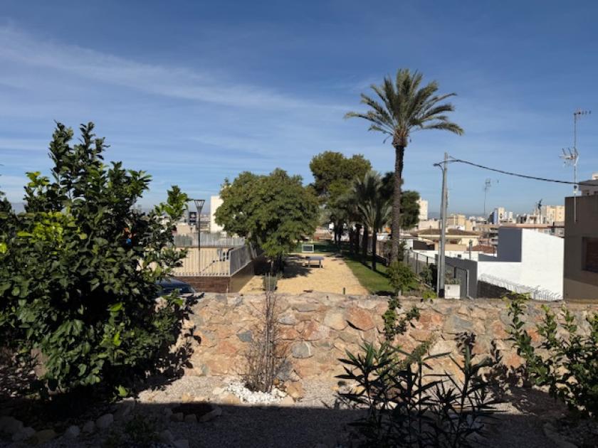 Realitní kancelář GRUPO NEXUS pronajímá dům na ulici Almoradí, poblíž hradu. in Nexus Grupo