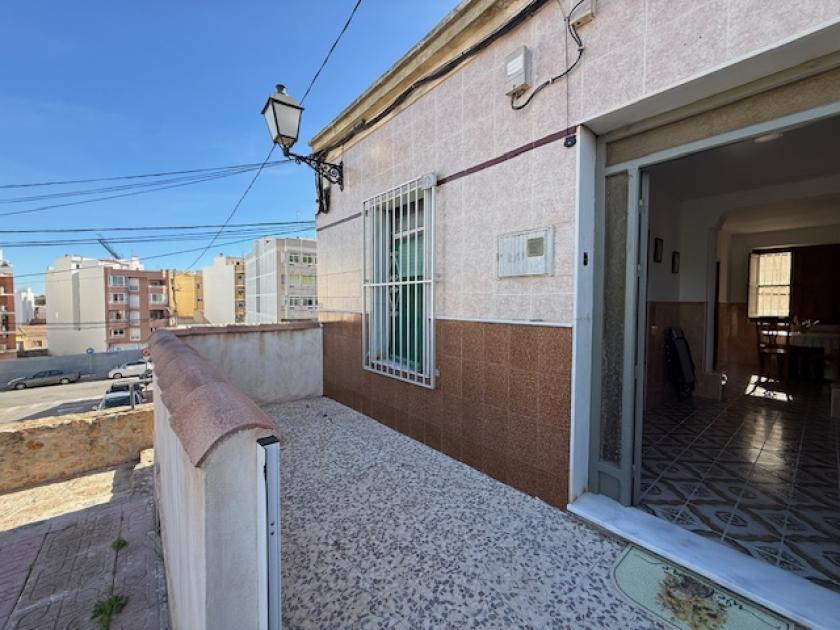 Realitní kancelář GRUPO NEXUS pronajímá dům na ulici Almoradí, poblíž hradu. in Nexus Grupo