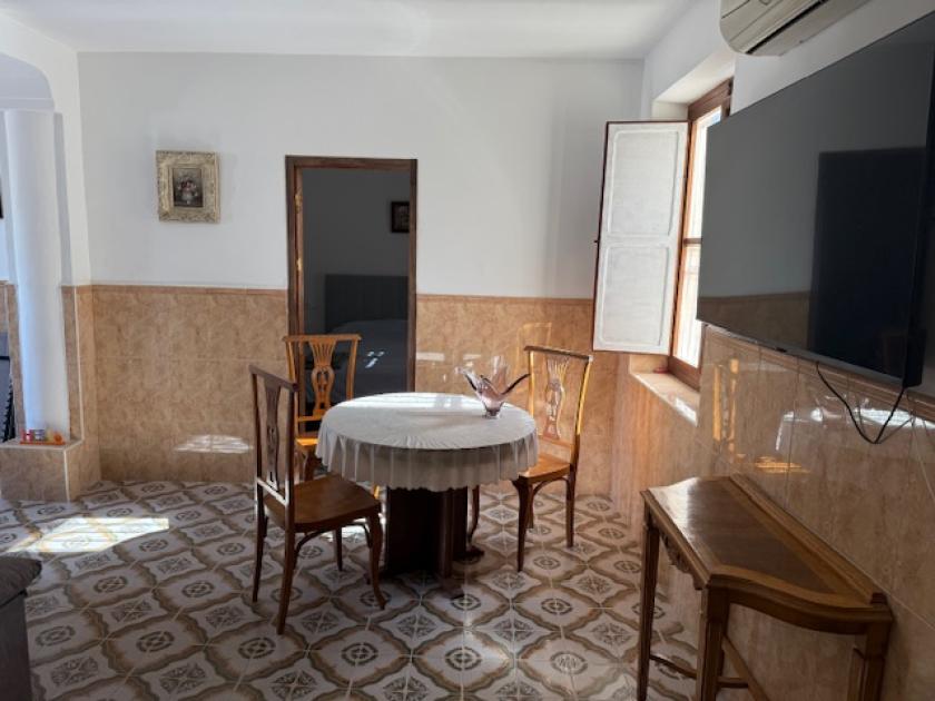 Realitní kancelář GRUPO NEXUS pronajímá dům na ulici Almoradí, poblíž hradu. in Nexus Grupo