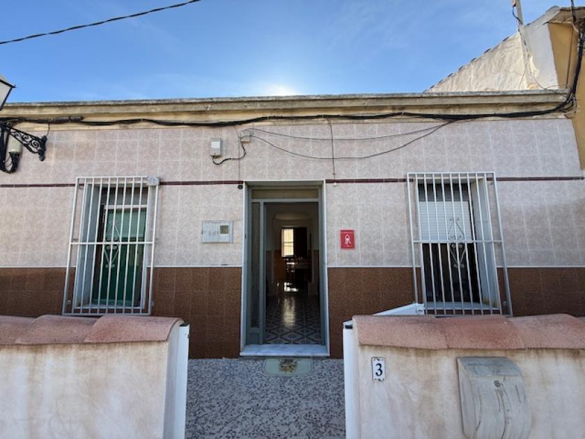 Realitní kancelář GRUPO NEXUS pronajímá dům na ulici Almoradí, poblíž hradu. in Nexus Grupo