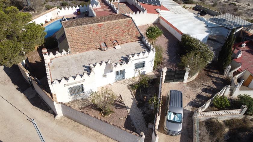 ¡Tu casa con piscina te espera! Inmobiliaria Grupo Nexus vende en Camino de los Olivos, Guardamar del Segura in Nexus Grupo